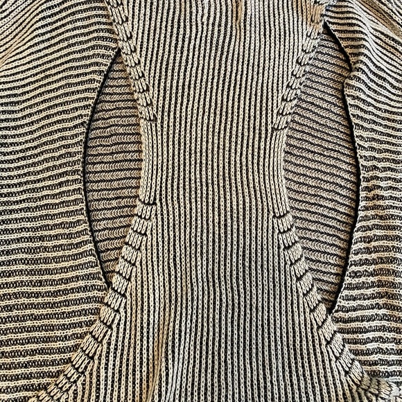 Black and white partial open back sweater - Picture 4 of 4